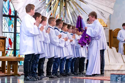 W III niedzielę Wielkiego Postu, 3 marca, podczas Mszy Świętej o godz. 12.00 ks. Krzysztof Gołąbek - proboszcz naszej Katedry, przyjął do grona Liturgicznej Służby Ołtarza dwunastu chłopców. Po odpowiednim przygotowaniu, pod czujnym okiem ks. Pawła Wójcika – opiekuna ministrantów oraz ceremoniarza Rafała Waszczaka i animatorów-praktykantów, otrzymali stopień ministranta choralisty, po raz pierwszy mogli ubrać kołnierzyki, a także otrzymali legitymacje ministranckie. To wielka radość dla naszej parafii. Gratulujemy chłopcom odwagi oraz życzymy wytrwałości w tym pięknym powołaniu, jakim jest służba przy Ołtarzu Pana Jezusa. Podczas Mszy Świętej zaśpiewała Dziewczęca Schola Katedralna.
Zapraszamy wszystkich chętnych chłopców do wstąpienia w szeregi katedralnej Liturgicznej Służby Ołtarza. Zainteresowanych prosimy o kontakt z ks. Pawłem Wójcikiem.
Rafał Waszczak
fot. Joanna Prasoł