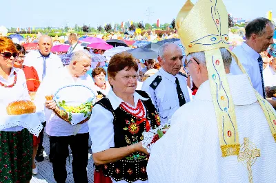 W niedzielę 25.08.2019 r. przy Katedrze Rzeszowskiej odbyły się Dożynki Diecezjalne. Do Parku Papieskiego przyjechało 73 delegacje z wieńcami dożynkowymi. fot. Andrzej Kotowicz