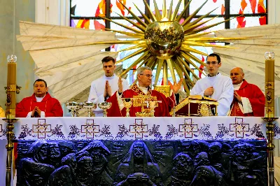 W Niedzielę Palmową młodzież diecezji rzeszowskiej modliła się z bp. Janem Wątrobą w Rzeszowie.  Rzeszowskie spotkanie rozpoczęło się o godz. 11.00 przy obelisku w centrum Parku Papieskiego. Tam odbył się konkurs na najdłuższą palmę, który prowadził ks. Krzysztof Golas, diecezjalny duszpasterz młodzieży. Najdłuższe palmy przekraczały 10 metrów wysokości.  Na placu przed katedrą odbyła się pierwsza część liturgii Niedzieli Palmowej, podczas której zebrani wysłuchali Ewangelię o wjeździe Jezusa do Jerozolimy, a bp Wątroba pobłogosławił palmy.  Już w katerze odbyła się Msza św., której przewodniczył biskup rzeszowski. Eucharystię koncelebrowało ponad dwudziestu księży, głównie duszpasterze młodzieży.  fot. Andrzej Kotowicz, Olga Cyburt