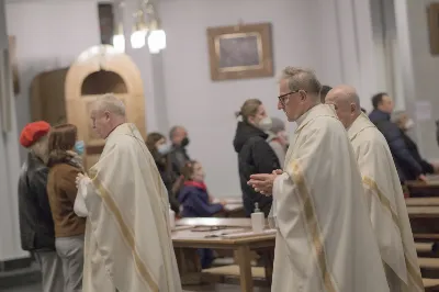 W kościele katedralnym w Rzeszowie bp Jan Wątroba przewodniczył Mszy św., która zainaugurowała fazę diecezjalną ogólnokościelnego synodu biskupów, który przebiega pod hasłem “W stronę Kościoła synodalnego. Komunia. Uczestnictwo. Misja”. W Eucharystii uczestniczył również bp Kazimierz Górny, kapłani odpowiedzialni za poszczególne duszpasterstwa w diecezji, siostry zakonne i świeccy.  Przed rozpoczęciem Eucharystii, ks. dr Rafał Flak, który jest dyrektorem wydziału duszpasterskiego, a także diecezjalnym koordynatorem synodu, wyjaśnił wiernym zebranym w katedrze czym jest rozpoczęty synod i jaka jest jego problematyka oraz jakie są oczekiwania Ojca Świętego, który zainicjował to wydarzenie.  “Synod jest synodem o tym, jaki teraz jest Kościół, jak bardzo jest prawdziwą wspólnotą i co możemy zrobić, żeby bardziej spełniał swoją misję. Synod ma tworzyć przestrzeń do wspólnej modlitwy i rozmowy oraz skłonić do zastanowienia się, jak wygląda nasze “podążanie razem”, bo to jest znaczenie terminu “synod”. Co jest w nim wyjątkowe? Że nie jest synodem wyłącznie biskupów, ale wszystkich wiernych” – podkreślał ks. Flak .  Powołując się na “Vademecum synodu o synodalności”, ks. Rafał Flak mówił, że na etapie diecezjalnym synodu konieczne jest doprowadzenie do spotkania na linii duchowni-świeccy, by nawzajem wypowiedzieć konstruktywne uwagi o Kościele dzisiaj. “Vademecum mówi także o tym, opisując dziewięć pułapek, w które można wpaść, organizując synodalne rozmowy. To na przykład słuchanie tylko tych, którzy już są zaangażowani w działalność Kościoła, skupianie się na sobie i na naglących troskach, dostrzeganie tylko “problemów” albo patrzenie na synodalność jak na “korporacyjne ćwiczenie strategiczne”, nie jak na proces duchowy, któremu przewodzi Duch Święty”.  W homilii bp Jan Wątroba powiedział, że synod jest “pójściem wspólną drogą”, na której znajdują się wierni tworzący Kościół i Chrystus będący centrum Kościoła. “Synod towarzyszy Kościołowi od samego początku istnienia, dlatego nie jest czymś nowym. To w taki wspólnotowy sposób, poprzez słuchanie Ducha Świętego, Kościół przez wieki był konfrontowany z różnymi wydarzeniami, zagrożeniami i wyzwaniami i w ten sposób je podejmował, rozwiązywał i podejmował ważne decyzje oraz dokonywał wyboru. Zawsze działo się to i dzieje dzisiaj przy wzywaniu Ducha Świętego i słuchaniu Go” – mówił bp Wątroba.  Biskup Rzeszowski podkreślał również, że Ojciec Święty Franciszek zaprosił cały Kościół, cały lud Boży, czyli wszystkich ochrzczonych niezależnie w jakim żyją stanie, środowisku, bez względu na to jaki jest poziom ich życia moralnego, jakie jest ich aktualne zaangażowanie w życie Kościoła. Wszyscy na mocy chrztu świętego są odpowiedzialni za Kościół, za jego kształt, misję, owocność jego działania oraz za to, na ile Kościół jest tym i taki jakim go chciał mieć Jezus. Wszyscy zatem jesteśmy odpowiedzialni za to, na ile nasz Kościół jest “jakby sakramentem zbawienia”, czyli “widzialnym znakiem, niewidzialnej łaski”. Więc każdy jest zaproszony do udziału w synodzie, którego kluczem oprócz słowa “droga”, jest “spotkanie”, “słuchanie”, “rozeznawanie” – wyjaśniał bp Wątroba.  Na zakończenie homilii bp Jan Wątroba zaprosił wszystkich obecnych w katedrze, a także słuchaczy Katolickiego Radia VIA do włączenia się w modlitwę za synod i o dobre jego owoce.   fot. Małgorzata Ryndak