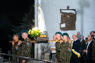 W środę 13 września przeżywaliśmy kolejne w tym roku Nabożeństwo Fatimskie. O godz. 18.40 zostały przedstawione prośby i podziękowania do Matki Bożej Fatimskiej, w intencji których sprawowana była także Msza Święta. Eucharystii przewodniczył i homilię wygłosił ks. Marek Kotwa – wikariusz parafii pw. Św. Michała Archanioła w Rzeszowie. Po Mszy Świętej wyruszyła procesja z figurą Matki Bożej, podczas której modlitwę różańcową prowadzili przedstawiciele parafii pw. Św. Jadwigi Królowej wraz ze swoimi duszpasterzami: ks. Tomaszem Gałuszką oraz ks. Łukaszem Mariuszycem, zaś figurę Matki Bożej nieśli przedstawiciele Bractwa św. Michała Archanioła, Rycerzy Kolumba oraz Związku Strzeleckiego "Strzelec". Modlitwę ubogaciła obecność Orkiestry Dętej pod dyrekcją Tadeusza Cielaka. Nabożeństwo zakończył Apel Jasnogórski. fot. Jola Warchoł