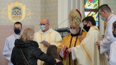 W niedzielę 28.02.2021 r. podczas Mszy Świętej o godz. 12.00 bp Edward Białogłowski udzielił Sakramentu Bierzmowania młodzieży z kl. VIII.  fot. Małgorzata Ryndak