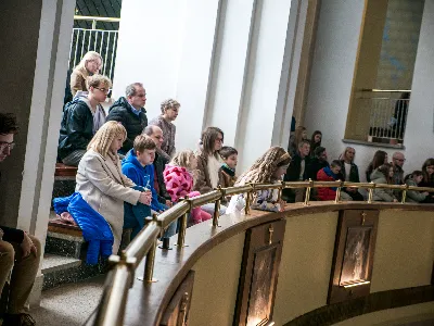 W V Niedzielę Wielkiego Postu, podczas Mszy Świętej o godz. 12:00, ks. Krzysztof Gołąbek – proboszcz naszej Katedry, przyjął do grona Liturgicznej Służby Ołtarza siedmiu nowych ministrantów. Po odpowiednim przygotowaniu, pod czujnym okiem ks. Pawła Wójcika oraz animatorów Adama i Miłosza, chłopcy otrzymali stopień ministranta choralisty – po raz pierwszy założyli kołnierzyki i otrzymali legitymacje ministranckie. To wyjątkowy moment i ogromna radość dla naszej wspólnoty! Podczas Mszy Świętej zaśpiewała Dziewczęca Schola Katedralna. Serdecznie gratulujemy chłopcom odwagi oraz życzymy wytrwałości w tej pięknej służbie przy Ołtarzu Pana Jezusa. Jeśli chcesz dołączyć do grona ministrantów – serdecznie zapraszamy! Zainteresowanych prosimy o kontakt z ks. Pawłem Wójcikiem.
fot. Antoni Ważny