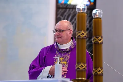 W III niedzielę Wielkiego Postu, 3 marca, podczas Mszy Świętej o godz. 12.00 ks. Krzysztof Gołąbek - proboszcz naszej Katedry, przyjął do grona Liturgicznej Służby Ołtarza dwunastu chłopców. Po odpowiednim przygotowaniu, pod czujnym okiem ks. Pawła Wójcika – opiekuna ministrantów oraz ceremoniarza Rafała Waszczaka i animatorów-praktykantów, otrzymali stopień ministranta choralisty, po raz pierwszy mogli ubrać kołnierzyki, a także otrzymali legitymacje ministranckie. To wielka radość dla naszej parafii. Gratulujemy chłopcom odwagi oraz życzymy wytrwałości w tym pięknym powołaniu, jakim jest służba przy Ołtarzu Pana Jezusa. Podczas Mszy Świętej zaśpiewała Dziewczęca Schola Katedralna.
Zapraszamy wszystkich chętnych chłopców do wstąpienia w szeregi katedralnej Liturgicznej Służby Ołtarza. Zainteresowanych prosimy o kontakt z ks. Pawłem Wójcikiem.
Rafał Waszczak
fot. Joanna Prasoł