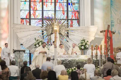 26 maja dla parafii katedralnej w Rzeszowie był szczególnym dniem dziękczynienia za dar kapłaństwa i znakiem obecności Maryi. W tym dniu parafianie przywitali peregrynującą w diecezji rzeszowskiej figurę Matki Bożej Fatimskiej i modlili się z księżmi, którzy obchodzili 10. rocznicę swoich święceń prezbiteratu.
Przed rozpoczęciem uroczystej Eucharystii pod przewodnictwem bpa Kazimierza Górnego, wierni zgromadzeni w świątyni przywitali figurę Matki Bożej Fatimskiej. O godz. 18.00 rozpoczęła się Msza Święta koncelebrowana przez 15 kapłanów wyświęconych 26 maja 2012 r. i sprawowana jako dziękczynienie za dar powołania do kapłaństwa. Bp Kazimierz w homilii przywołał wspomnienia z tego dnia, kiedy diecezja rzeszowska wzbogaciła się o nowych księży, którzy po raz pierwszy celebrowali z nim Eucharystię. Podkreślił także znaczenie codziennej kapłańskiej posługi, która wymaga trudu i poświęcenia w imię Chrystusa. Jubileusz 10-lecia kapłaństwa obchodzili: ks. Wojciech Chrostowski pochodzący z Gorlic (Fara), ks. Mirosław Dziadosz z Jasła (Chrystusa Króla), ks. Paweł Gąsior z Rożnowic, ks. Damian Jacek z Czudca, ks. Mirosław Kardaś ze Strzyżowa (św. J.S. Pelczara), ks. Tomasz Kołodziej z Trzebosi, ks. Filip Mikuła z Rzeszowa (Katedra), ks. Mateusz Mycek z Sędziszowa Małopolskiego (Fara), ks. Marcin Pokrywka z Przeworska (Ojcowie Bernardyni, diec. przemyska), ks. Nikodem Rybczyk z Gorlic (Fara), ks. Tomasz Ryczek z Turzy (diec. tarnowska), ks. Paweł Sikora z Rzeszowa (Zwięczyca – św. Józefa), ks. Krzysztof Wilczkiewicz z Gorlic (Glinik), ks. Tomasz Wójcik z Niewodnej oraz ks. Julian Wybraniec z Rzeszowa (św. Rocha). Po Mszy Świętej odśpiewano Litanię Loretańską przy wystawionym Najświętszym Sakramencie, po czym miała miejsce adoracja prywatna do godz. 20.30. Następnie odmówiono radosną część różańca i odśpiewano Apel Jasnogórski. Także przez kolejny dzień wierni mogli zawierzać swoje intencje Maryi w kolejnych częściach modlitwy różańcowej. W piątek po Mszy Świętej wieczornej figurę Matki Bożej przekazano do parafii Opatrzności Bożej w Rzeszowie. 
Peregrynacja figury Matki Bożej Fatimskiej w diecezji rzeszowskiej odbywa się z okazji 30. rocznicy powstania diecezji. Od 25 marca 2022 figura Matki Bożej Fatimskiej jest przekazywana do poszczególnych parafii diecezji i połączona z adoracją Najświętszego Sakramentu. 
Angelika Karnasiewicz, fot. Małgorzata Ryndak