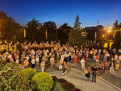 W czwartek 13 sierpnia przeżywaliśmy uroczyste Nabożeństwo Fatimskie. Naszym modlitwom przewodniczył ks. Wojciech Rybka SVD, misjonarz werbista, posługujący na Tajwanie. O godz. 18.40 zostały przedstawione prośby i podziękowania do Matki Bożej Fatimskiej, w intencji których sprawowana była także Msza Święta. Po Mszy Świętej wyruszyła procesja z figurą Matki Bożej. Nabożeństwo zakończył Apel Jasnogórski. fot. Rafał Waszczak