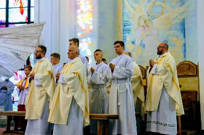 „Jesteśmy na świecie, aby stać pod krzyżem, głosić prawdę o krzyżu i bronić krzyża. W nim jest cała nasza nadzieja” – powiedział bp Jan Wątroba w dniu Uroczystości Jezusa Chrystusa Króla Wszechświata w rzeszowskiej katedrze. Podczas Mszy św. nowi członkowie Katolickiego Stowarzyszenia Młodzieży złożyli przyrzeczenie, a prezesi oddziałów parafialnych Akcji Katolickiej otrzymali nominacje.  Mszy św. przewodniczył bp Jan Wątroba. W koncelebrze uczestniczyli infułaci: ks. Stanisław Mac, ks. Wiesław Szurek i ponad 20 księży, wśród nich ks. Stanisław Potera, asystent diecezjalny Akcji Katolickiej (AK) i ks. Tomasz Ryczek, asystent diecezjalny Katolickiego Stowarzyszenia Młodzieży (KSM).  Po wyznaniu wiary 73 młode osoby złożyły przyrzeczenie Katolickiego Stowarzyszenia Młodzieży.  Po Komunii św. bp Jan Wątroba, razem z ks. Stanisławem Poterą, wręczył nominacje 19 nowym prezesom oddziałów parafialnych Akcji Katolickiej.  Na zakończenie Mszy św. bp Wątroba, na prośbę ks. Krzysztofa Gołąbka, proboszcza parafii katedralnej, wręczył dyplomy ceremoniarza Rafałowi Waszczakowi i Dawidowi Różańskiemu, długoletnim członkom Liturgicznej Służby Ołtarza w parafii katedralnej.  fot. Andrzej Kotowicz