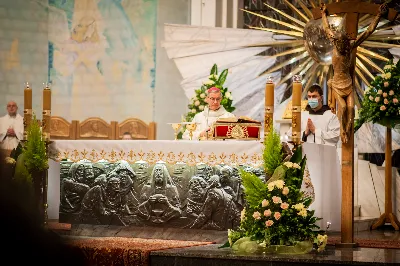 Mszy Świętej w święto Ofiarowania Pańskiego przewodniczył bp Jan Wątroba. W Eucharystii z okazji Dnia Życia Konsekrowanego uczestniczyli przedstawiciele sióstr i braci zakonnych, pustelnic, dziewic i wdów konsekrowanych oraz członków instytutów świeckich. Eucharystię koncelebrował ks. Stanisław Kamiński, wikariusz biskupi ds. zakonnych, a także 8 kapłanów. Homilię wygłosił bp Jan Wątroba. Śpiew podczas Mszy Świętej prowadziła Katedralna Schola Liturgiczna pod kierunkiem ks. Juliana Wybrańca przy akompaniamencie organowym Wiesława Siewierskiego. Fot. Paulina Lęcznar