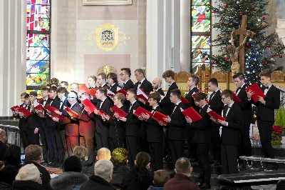 W niedzielę Chrztu Pańskiego w Katedrze Rzeszowskiej wybrzmiały najpiękniejsze polskie kolędy i pastorałki wykonane przez Katedralny Chór Chłopięco-Męski Pueri Cantores Resovienses pod dyrekcją Marcina Florczaka. Chór miał okazję wystąpić kilkukrotnie w Katedrze w czasie liturgicznego okresu Bożego Narodzenia uświetniając swym śpiewem obchodzone uroczystości. Miało to miejsce podczas mszy świętych w niedzielę Świętej Rodziny, w święto św. Jana Apostoła z okazji imienin księdza biskupa Jana Wątroby oraz w uroczystość Objawienia Pańskiego z okazji kolejnej rocznicy przyjęcia sakry biskupiej przez księży biskupów Kazimierza Górnego i Edwarda Białogłowskiego. W ubiegłą niedzielę (9.01) po Mszy Świętej o godz. 12:00 można było znów usłyszeć wiele pięknych, znanych polskich kolęd w wykonaniu chóru, m. in. Bóg się rodzi, Tryumfy Króla Niebieskiego, Przybieżeli do Betlejem czy Cicha noc. Wybrzmiały także mniej znane, ale równie piękne pastorałki: Cicho, cicho pastuszkowie w wykonaniu solisty Eryka Chudzika czy Kołysanka Józefa w wykonaniu solisty Tomasza Nowaka. Solową partią popisał się także Jan Żmuda  w kolędzie Jezus malusieńki. Solistom akompaniował na pianinie chórzysta Maksymilian Rogóż. Chór wykonał także po dwa utwory na głosy męskie (W żłobie leży i Mizerna cicha) oraz na głosy dziecięce (Gore gwiazda i My też pastuszkowie).  Kolędowanie wpisuje się zarówno w kanon liturgii Kościoła katolickiego, jak i w naszą narodową tradycję. Dlatego wszyscy chętnie słuchają tych utworów, jednocześnie włączając się we wspólny śpiew. Także tym razem na zakończenie spotkania Panu Dyrygentowi udało się porwać zgromadzonych wiernych do wspólnego wykonania kolędy Wśród nocnej ciszy. Działalność Katedralnego Chóru Chłopięco-Męskiego Pueri Cantores Resovienses można wesprzeć przekazując 1% podatku na OPP Katolickie Towarzystwo Śpiewacze KRS 0000050601 lub wpłacając darowiznę na cele statutowe na konto bankowe podane na stronie resovienses.org. Beata Świerad fot. Joanna Prasoł