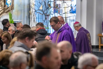 W środę popielcową (22.02.) biskup Jan Wątroba odprawił w katedrze rzeszowskiej Mszę Świętą na rozpoczęcie Wielkiego Postu. Homilię wygłosił ks. Sławomir Jeziorski, który prowadzi rekolekcje wielkopostne w parafii katedralnej. Podczas Eucharystii odbył się obrzęd posypania głów popiołem. Śpiew podczas liturgii prowadziła Katedralna Schola Liturgiczna. Liturgia była transmitowana przez Radio VIA.
fot. Joanna Prasoł