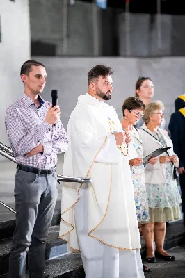 W środę 13 września przeżywaliśmy kolejne w tym roku Nabożeństwo Fatimskie. O godz. 18.40 zostały przedstawione prośby i podziękowania do Matki Bożej Fatimskiej, w intencji których sprawowana była także Msza Święta. Eucharystii przewodniczył i homilię wygłosił ks. Marek Kotwa – wikariusz parafii pw. Św. Michała Archanioła w Rzeszowie. Po Mszy Świętej wyruszyła procesja z figurą Matki Bożej, podczas której modlitwę różańcową prowadzili przedstawiciele parafii pw. Św. Jadwigi Królowej wraz ze swoimi duszpasterzami: ks. Tomaszem Gałuszką oraz ks. Łukaszem Mariuszycem, zaś figurę Matki Bożej nieśli przedstawiciele Bractwa św. Michała Archanioła, Rycerzy Kolumba oraz Związku Strzeleckiego "Strzelec". Modlitwę ubogaciła obecność Orkiestry Dętej pod dyrekcją Tadeusza Cielaka. Nabożeństwo zakończył Apel Jasnogórski. fot. Jola Warchoł