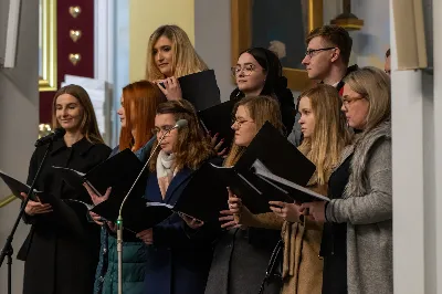 Maj to dla wielu najpiękniejszy miesiąc w roku. W liturgii Kościoła szczególnie wtedy czcimy Maryję oraz radujemy się ze Zmartwychwstania Pańskiego. W niedzielę 8 maja w naszej Katedrze dzieci z klas III doświadczyły równie wielkiej radości po raz pierwszy w pełni uczestnicząc we Mszy Świętej. To niezwykłe spotkanie z Chrystusem w Komunii Świętej zostało poprzedzone przygotowaniem poprzez katechezy w szkole i spotkania w parafii, a także spowiedzią. Poprzez niedzielne Eucharystie o godz. 12.00 i 13.30 celebrowane przez ks. Krzysztofa Gołąbka, proboszcza naszej Katedry, 88 dzieci rozpoczęło wielką przygodę z Jezusem ukrytym w Najświętszym Sakramencie. Towarzyszyli im rodzice, którzy wraz ze swoimi dziećmi przygotowywali się do tego wydarzenia, a także najbliższa rodzina. Posługę w liturgii Mszy Świętej pełniły dzieci pierwszokomunijne oraz ich rodzice.
Wielka radość serc dzieci komunijnych promieniowała na wszystkich uczestników Mszy Świętej i przypominała zebranym na liturgii, że spotkanie z Jezusem Eucharystycznym to przywilej i wielkie szczęście. Czas tej wielkiej radości został przedłużony przez „Biały Tydzień”, w którym dzieci uczestniczyły w wieczornej Eucharystii, przyjmując Jezusa do swoich serc. 

Wszystkim dzieciom, które w tym roku przeżywały swoją Pierwszą Komunię Świętą, życzymy, aby nie gasł w nich zapał do poznawania Jezusa i Jego nauki, a radość, jaka towarzyszyła tym dniom, była nieodłączną towarzyszką ich spotkań z Jezusem w Eucharystii. A s. Julicie i ks. Julianowi dziękujemy za serce włożone w przygotowanie dzieci do tego wielkiego wydarzenia.

fot. Paweł Styka