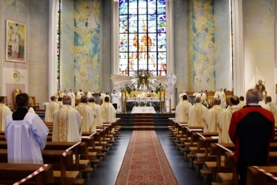 1 kwietnia 2021 r., w Wielki Czwartek, w naszej Katedrze została odprawiona Msza Krzyżma. Eucharystii przewodniczył bp Jan Wątroba. W koncelebrze uczestniczył bp Kazimierz Górny, bp Edward Białogłowski oraz 50 księży – z powodu ograniczeń związanych ze stanem epidemii byli to tylko przedstawiciele duchowieństwa diecezji rzeszowskiej. Do katedry nie przyjechała Liturgiczna Służba Ołtarza i schole. Po Komunii św. bp Jan Wątroba poświęcił olej krzyżma, który jest używany m.in. podczas udzielania sakramentu chrztu, bierzmowania i święceń kapłańskich. Wcześniej biskup pobłogosławił olej chorych i olej katechumenów.  Przed błogosławieństwem ks. Waldemar Dopart, proboszcz parafii św. Józefa na osiedlu Staromieście w Rzeszowie, w imieniu wszystkich kapłanów złożył biskupom świąteczne życzenia.  Na zakończenie Mszy Świętej Biskup Rzeszowski ogłosił nominację ks. Pawła Synosia, delegata biskupa ds. formacji stałej kapłanów na wikariusza biskupiego ds. formacji stałej kapłanów diecezji rzeszowskiej.  fot. ks. Tomasz Nowak