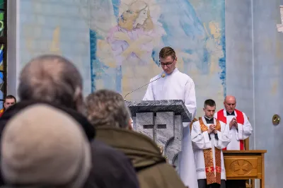 Liturgia Męki Pańskiej rozpoczęła się od procesji wejścia w zupełnej ciszy i gestu prostracji – pokornego padnięcia twarzą do ziemi głównego celebransa – Biskupa Rzeszowskiego Jana Wątroby. Drugim etapem nabożeństwa była Liturgia Słowa. Jej centrum stanowiła Męka Pańska w relacji wg św. Jana – odśpiewana przez ks. Juliana Wybrańca, kl. Dawida Piroga oraz kl. Karola Baraniewicza, z partiami tłumu wykonanymi przez Katedralny Chór Chłopięco-Męski Pueri Cantores Resovienses (tenory i basy), pod dyrekcją ks. dra Andrzeja Widaka we współpracy z Angelą Pacutą i Edytą Kotulą, dyrygentkami chóru.

W homilii bp Jan Wątroba zapraszał do odczytania na nowo sensu krzyża Jezusa i Jego Orędzia.

Trzecią częścią liturgii była adoracja krzyża. W pierwszej kolejności krzyż adorowali poprzez ucałowanie: Ksiądz Biskup, księża z Wyższego Seminarium Duchownego w Rzeszowie, księża katedralni oraz siostry zakonne. Następnie hołd krzyżowi oddali wszyscy wierni, wpatrując się w krzyż trzymany przez ks. Krzysztofa Gołąbka, proboszcza katedry.

Ostatnią częścią liturgii był obrzęd Komunii św. zakończony przeniesieniem Pana Jezusa w monstrancji do tzw. Bożego grobu. W tym roku dekoracja grobu nawiązuje do przeżywanego roku duszpasterskiego pt. „Wierzę w Kościół Chrystusowy”. Projekt autorstwa ks. Pawła Wójcika, wikariusza katedralnego, zachęca do pogłębienia relacji z Jezusem i jak wzywa napis umieszczony na grobie do „zakorzenienia w Kościele Chrystusa”.
fot. Joanna Prasoł 