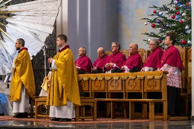 19 stycznia 2023 r. w katedrze rzeszowskiej została odprawiona Msza św. z okazji uroczystości św. Józefa Sebastiana Pelczara, głównego patrona diecezji rzeszowskiej. „Dzisiaj zapewne cieszy się w niebie serce bp. Józefa Sebastiana, że na jego terytorium są ci, którzy go naśladują w niesieniu pomocy” – mówił ks. Stanisław Słowik w homilii.
Mszy św. przewodniczył bp Kazimierz Górny. Razem z nim modlili się m.in. księża z Kapituły Katedralnej w Rzeszowie (św. J. S. Pelczar jest patronem Kapituły). Wśród osób konsekrowanych zgromadzonych w katedrze były siostry ze Zgromadzenia Służebnic Najświętszego Serca Jezusowego, które założył biskup z Korczyny.
We wprowadzeniu ks. Krzysztof Gołąbek, proboszcz parafii katedralnej, mówił o wspólnocie Kościoła rzeszowskiego. „Naszą modlitwą ogarniamy lokalny Kościół, któremu na imię diecezja rzeszowska. Tworzymy tę wspólnotę na czele z bp. Janem, bp. Kazimierzem, bp. Edwardem, kapłanami, siostrami zakonnymi, osobami życia konsekrowanego i wiernymi świeckimi – razem, na tej podkarpackiej ziemi, tworzymy Kościół Chrystusowy” – powiedział duchowny.
Z kolei bp Kazimierz Górny nawiązał we wstępie do 669. rocznicy lokacji Rzeszowa i rocznicowych obchodów, które co roku mają miejsce 19 stycznia. Hierarcha prosił o modlitwę za miasto Rzeszów w związku z rozpoczęciem miejskiego programu in vitro. „Módlmy się za Rzeszów, aby pozostał wierny Bogu i dziejom naszej ojczyzny” – zachęcał bp Górny.
Homilię wygłosił ks. Stanisław Słowik, emerytowany dyrektor Caritas Diecezji Rzeszowskiej. Kaznodzieja wiele miejsca poświęcił biografii bp. Józefa Sebastiana Pelczara. Wplatając w słowa homilii wezwania Litanii do Najświętszego Serca Pana Jezusa ks. Słowik mówił m.in. o patriotyzmie bp. Pelczara. „Biskup Pelczar był prawdziwym patriotą, kapłanem Polakiem, i takich kapłanów pragnął mieć w swojej przemyskiej diecezji. Niemal całe jego życie kapłańskie przypadło na lata niewoli politycznej naszego narodu. Tę matkę, ojczyznę, uciemiężoną i rozdartą między trzech zaborców kochał całą duszą i tę miłość do Polski chciał przelać rodakom. W 1919 r. w orędziu do duchowieństwa napisał słowa aktualne także dzisiaj: Wszyscy duchowni i świeccy starać się o to powinni, aby Polska nie tylko była niepodległa, zjednoczona i silna, ale także Bogu miła, czyli katolicka i święta. Prócz miłości Pana Boga i dusz polecam wam nader gorąco miłość dwu Matek duchowych: Kościoła i Ojczyzny. Bądźmy gotowi do ofiar z naszych modlitw, z naszej pracy i z naszego grosza, by zapewnić Ojczyźnie lepszą przyszłość. Troszczmy się o duchowe odrodzenia Narodu, bo na cóż by się przydało ogłoszenie niepodległości Rzeczypospolitej, gdyby jej duszę toczyła gangrena wad, które by wkrótce sprowadziły nowe klęski” – powiedział ks. Słowik.
Kaznodzieja mówił również o działaniach bp. Pelczara na rzecz m.in. ubogich, chorych, bezrobotnych, bezdomnych i emigrantów. „Biskup nie tylko im współczuł ale osobiście pomagał i organizował pomoc – miał wyobraźnię miłosierdzia. Szukał i znajdował pomocnice i pomocników, pomnażał serca i dłonie. Dzisiaj zapewne cieszy się w niebie serce bp. Józefa Sebastiana, że na jego terytorium są ci, którzy go naśladują w niesieniu pomocy” – powiedział ks. Słowik nawiązując do pomocy, jakiej mieszkańcy Podkarpacia udzielili i udzielają uchodźcom z pogrążonej wojną Ukrainy.
Ostatnią część homilii ks. Słowik poświecił Kapitule Katedralnej przypominając zmarłych prepozytów kapituły: ks. Stanisława Maca i ks. Jana Delektę, a także zmarłego 12 grudnia 2022 r. ks. Andrzeja Garbarza, członka Kapituły Katedralnej.
Do działalności Kapituły Katedralnej nawiązał również bp Kazimierz Górny w słowach przed błogosławieństwem. Hierarcha prosił także o modlitwę za ojczyznę. „Teraz, gdy przeżywamy bardzo trudny czas, módlmy się, abyśmy dochowali wierności Chrystusowi Panu, Ewangelii i dziejom naszym. Proszę, abyśmy codziennie się modlili za Polskę, za Polaków, abyśmy tworzyli jedność” – podkreślił biskup.
Św. Józef Sebastian Pelczar urodził się 17 stycznia 1842 r. w Korczynie. Uczył się m.in. w gimnazjum w Rzeszowie. W 1864 r. przyjął święcenia kapłańskie w Przemyślu. Po studiach w Kolegium Rzymskim i Instytucie św. Apolinarego był wykładowcą teologii pastoralnej i prawa kanonicznego w seminarium przemyskim. Od 1877 r., przez ponad 20 lat, mieszkał w Krakowie. Był wykładowcą, dziekanem Wydziału Teologicznego i rektorem Uniwersytetu Jagiellońskiego. W 1894 r. założył Zgromadzenie Służebnic Najświętszego Serca Jezusowego. W 1899 r. został biskupem pomocniczym, a rok później ordynariuszem diecezji przemyskiej. Zmarł 28 marca 1924 r. w Przemyślu. Został beatyfikowany w 1991 r. w Rzeszowie, a kanonizowany w 2003 r. w Rzymie.
fot. Joanna Prasoł 