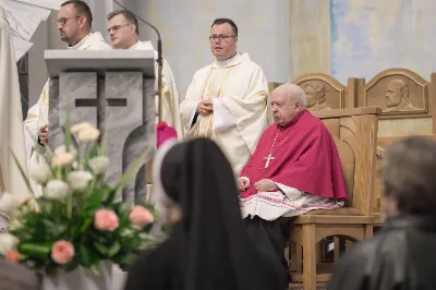 W kościele katedralnym w Rzeszowie bp Jan Wątroba przewodniczył Mszy św., która zainaugurowała fazę diecezjalną ogólnokościelnego synodu biskupów, który przebiega pod hasłem “W stronę Kościoła synodalnego. Komunia. Uczestnictwo. Misja”. W Eucharystii uczestniczył również bp Kazimierz Górny, kapłani odpowiedzialni za poszczególne duszpasterstwa w diecezji, siostry zakonne i świeccy.  Przed rozpoczęciem Eucharystii, ks. dr Rafał Flak, który jest dyrektorem wydziału duszpasterskiego, a także diecezjalnym koordynatorem synodu, wyjaśnił wiernym zebranym w katedrze czym jest rozpoczęty synod i jaka jest jego problematyka oraz jakie są oczekiwania Ojca Świętego, który zainicjował to wydarzenie.  “Synod jest synodem o tym, jaki teraz jest Kościół, jak bardzo jest prawdziwą wspólnotą i co możemy zrobić, żeby bardziej spełniał swoją misję. Synod ma tworzyć przestrzeń do wspólnej modlitwy i rozmowy oraz skłonić do zastanowienia się, jak wygląda nasze “podążanie razem”, bo to jest znaczenie terminu “synod”. Co jest w nim wyjątkowe? Że nie jest synodem wyłącznie biskupów, ale wszystkich wiernych” – podkreślał ks. Flak .  Powołując się na “Vademecum synodu o synodalności”, ks. Rafał Flak mówił, że na etapie diecezjalnym synodu konieczne jest doprowadzenie do spotkania na linii duchowni-świeccy, by nawzajem wypowiedzieć konstruktywne uwagi o Kościele dzisiaj. “Vademecum mówi także o tym, opisując dziewięć pułapek, w które można wpaść, organizując synodalne rozmowy. To na przykład słuchanie tylko tych, którzy już są zaangażowani w działalność Kościoła, skupianie się na sobie i na naglących troskach, dostrzeganie tylko “problemów” albo patrzenie na synodalność jak na “korporacyjne ćwiczenie strategiczne”, nie jak na proces duchowy, któremu przewodzi Duch Święty”.  W homilii bp Jan Wątroba powiedział, że synod jest “pójściem wspólną drogą”, na której znajdują się wierni tworzący Kościół i Chrystus będący centrum Kościoła. “Synod towarzyszy Kościołowi od samego początku istnienia, dlatego nie jest czymś nowym. To w taki wspólnotowy sposób, poprzez słuchanie Ducha Świętego, Kościół przez wieki był konfrontowany z różnymi wydarzeniami, zagrożeniami i wyzwaniami i w ten sposób je podejmował, rozwiązywał i podejmował ważne decyzje oraz dokonywał wyboru. Zawsze działo się to i dzieje dzisiaj przy wzywaniu Ducha Świętego i słuchaniu Go” – mówił bp Wątroba.  Biskup Rzeszowski podkreślał również, że Ojciec Święty Franciszek zaprosił cały Kościół, cały lud Boży, czyli wszystkich ochrzczonych niezależnie w jakim żyją stanie, środowisku, bez względu na to jaki jest poziom ich życia moralnego, jakie jest ich aktualne zaangażowanie w życie Kościoła. Wszyscy na mocy chrztu świętego są odpowiedzialni za Kościół, za jego kształt, misję, owocność jego działania oraz za to, na ile Kościół jest tym i taki jakim go chciał mieć Jezus. Wszyscy zatem jesteśmy odpowiedzialni za to, na ile nasz Kościół jest “jakby sakramentem zbawienia”, czyli “widzialnym znakiem, niewidzialnej łaski”. Więc każdy jest zaproszony do udziału w synodzie, którego kluczem oprócz słowa “droga”, jest “spotkanie”, “słuchanie”, “rozeznawanie” – wyjaśniał bp Wątroba.  Na zakończenie homilii bp Jan Wątroba zaprosił wszystkich obecnych w katedrze, a także słuchaczy Katolickiego Radia VIA do włączenia się w modlitwę za synod i o dobre jego owoce.   fot. Małgorzata Ryndak