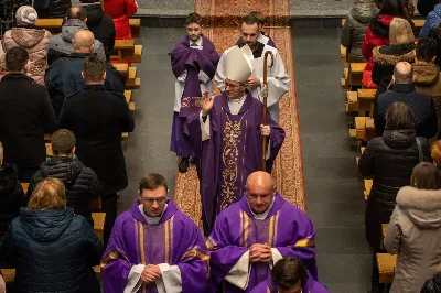 W środę popielcową (22.02.) biskup Jan Wątroba odprawił w katedrze rzeszowskiej Mszę Świętą na rozpoczęcie Wielkiego Postu. Homilię wygłosił ks. Sławomir Jeziorski, który prowadzi rekolekcje wielkopostne w parafii katedralnej. Podczas Eucharystii odbył się obrzęd posypania głów popiołem. Śpiew podczas liturgii prowadziła Katedralna Schola Liturgiczna. Liturgia była transmitowana przez Radio VIA.
fot. Joanna Prasoł