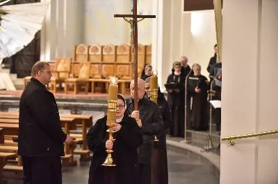 W Katedrze Rzeszowskiej odbyło się nabożeństwo Drogi Krzyżowej, której przewodniczył ks. Paweł Synoś, wikariusz biskupi ds. duchowieństwa. "Dziś sprowadź Mi dusze kapłańskie i zakonne, i zanurz je w niezgłębionym miłosierdziu Moim. One dały Mi moc przetrwania gorzkiej męki; przez nie, jak przez kanały, spływa na ludzkość miłosierdzie Moje." (Dzienniczek 1212) W modlitwie wraz z bp Janem Wątrobą uczestniczyły osoby życia konsekrowanego oraz prezbiterzy posługujący w Diecezji Rzeszowskiej. Nabożeństwo było ofiarowane w intencji wynagrodzenia za grzechy duchowieństwa i osób konsekrowanych, za dusze kapłanów i osób konsekrowanych cierpiące w czyśćcu oraz za tych, którzy odeszli od kapłaństwa i życia zakonnego. Fot. ks. Jakub Oczkowicz