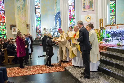 Uroczystość Chrystusa Króla to także święto Akcji Katolickiej i KSM-u. Centralnej uroczystości w Katedrze przewodniczył biskup diecezjalny Jan Wątroba. Eucharystię koncelebrowało 25 księży, wśród nich ks. Stanisław Potera – asystent diecezjalny AK i ks. Tomasz Ryczek – asystent diecezjalny KSM. Po wyznaniu wiary 88 młodych osób złożyło przyrzeczenie Katolickiego Stowarzyszenia Młodzieży. Obrzęd przyrzeczenia prowadził Paweł Grodzki – prezes KSM Diecezji Rzeszowskiej. Ceremonia zakończyła się odśpiewaniem hymnu KSM i zawołaniem: „Przez cnotę, naukę i pracę, służyć Bogu i Ojczyźnie, Gotów!”

Po Komunii św. bp Jan Wątroba, razem z ks. Stanisławem Poterą, wręczył nominacje 20 nowym prezesom oddziałów parafialnych Akcji Katolickiej. Krótkie przemówienia wypowiedzieli kolejno: Jeremi Kalkowski – prezes Zarządu Diecezjalnego Instytutu AK i Paweł Grodzki.

Po Komunii św. wszyscy zebrani uklękli przed Najświętszym Sakramentem. Biskup Ordynariusz odczytał Jubileuszowy Akt Przyjęcia Jezusa Chrystusa za Króla i Pana.

Po Mszy św. bp Jan Wątroba wręczył odznaki i legitymacje nowym członkom KSM.

fot. Fotografiarzeszow