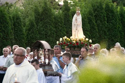 W czwartek 13 czerwca przeżywaliśmy uroczyste Nabożeństwo Fatimskie. Naszym modlitwom przewodniczył ks. Tadeusz Pindara. Kazanie wygłosił ks. Paweł Blat. O godz. 18.40 zostały przedstawione prośby i podziękowania do Matki Bożej Fatimskiej, w intencji których sprawowana była także Msza Święta. Po Mszy Świętej wyruszyła procesja z figurą Matki Bożej i relikwiami świętych Dzieci Fatimskich. Nabożeństwo zakończył Apel Jasnogórski. Dziękujemy parafii pw. Matki Bożej Częstochowskiej (Drabinianka) w Rzeszowie za przygotowanie liturgii oraz parafii pw. Miłosierdzia Bożego (Biała) za prowadzenie modlitwy różańcowej. fot. Joanna Prasoł 