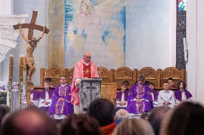 W IV Niedzielę Wielkiego Postu, podczas Mszy Świętej o godz. 12:00, ks. Krzysztof Gołąbek – proboszcz naszej Katedry, przyjął do grona Liturgicznej Służby Ołtarza dziesięciu nowych ministrantów! Po odpowiednim przygotowaniu, pod czujnym okiem ks. Pawła Wójcika oraz animatorów, chłopcy otrzymali stopień ministranta choralisty – po raz pierwszy założyli kołnierzyki i otrzymali legitymacje ministranckie. To wyjątkowy moment i ogromna radość dla naszej wspólnoty! 
Serdecznie gratulujemy chłopcom odwagi oraz życzymy wytrwałości w tej pięknej służbie przy Ołtarzu Pana Jezusa. 
Jeśli chcesz dołączyć do grona ministrantów – serdecznie zapraszamy! Zainteresowanych prosimy o kontakt z ks. Pawłem Wójcikiem.
 fot. Joanna Prasoł