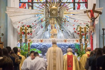 Uroczystość Chrystusa Króla to także święto Akcji Katolickiej i KSM-u. Centralnej uroczystości w Katedrze przewodniczył biskup diecezjalny Jan Wątroba. Eucharystię koncelebrowało 25 księży, wśród nich ks. Stanisław Potera – asystent diecezjalny AK i ks. Tomasz Ryczek – asystent diecezjalny KSM. Po wyznaniu wiary 88 młodych osób złożyło przyrzeczenie Katolickiego Stowarzyszenia Młodzieży. Obrzęd przyrzeczenia prowadził Paweł Grodzki – prezes KSM Diecezji Rzeszowskiej. Ceremonia zakończyła się odśpiewaniem hymnu KSM i zawołaniem: „Przez cnotę, naukę i pracę, służyć Bogu i Ojczyźnie, Gotów!”

Po Komunii św. bp Jan Wątroba, razem z ks. Stanisławem Poterą, wręczył nominacje 20 nowym prezesom oddziałów parafialnych Akcji Katolickiej. Krótkie przemówienia wypowiedzieli kolejno: Jeremi Kalkowski – prezes Zarządu Diecezjalnego Instytutu AK i Paweł Grodzki.

Po Komunii św. wszyscy zebrani uklękli przed Najświętszym Sakramentem. Biskup Ordynariusz odczytał Jubileuszowy Akt Przyjęcia Jezusa Chrystusa za Króla i Pana.

Po Mszy św. bp Jan Wątroba wręczył odznaki i legitymacje nowym członkom KSM.

fot. Fotografiarzeszow