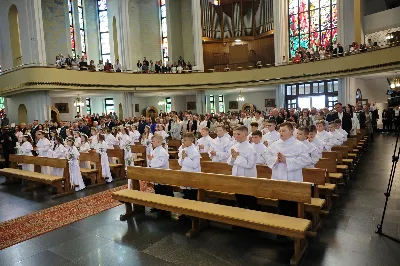 Maj to dla wielu najpiękniejszy miesiąc w roku. W liturgii Kościoła szczególnie wtedy czcimy Maryję oraz radujemy się ze Zmartwychwstania Pańskiego. W niedzielę 8 maja w naszej Katedrze dzieci z klas III doświadczyły równie wielkiej radości po raz pierwszy w pełni uczestnicząc we Mszy Świętej. To niezwykłe spotkanie z Chrystusem w Komunii Świętej zostało poprzedzone przygotowaniem poprzez katechezy w szkole i spotkania w parafii, a także spowiedzią. Poprzez niedzielne Eucharystie o godz. 12.00 i 13.30 celebrowane przez ks. Krzysztofa Gołąbka, proboszcza naszej Katedry, 88 dzieci rozpoczęło wielką przygodę z Jezusem ukrytym w Najświętszym Sakramencie. Towarzyszyli im rodzice, którzy wraz ze swoimi dziećmi przygotowywali się do tego wydarzenia, a także najbliższa rodzina. Posługę w liturgii Mszy Świętej pełniły dzieci pierwszokomunijne oraz ich rodzice.
Wielka radość serc dzieci komunijnych promieniowała na wszystkich uczestników Mszy Świętej i przypominała zebranym na liturgii, że spotkanie z Jezusem Eucharystycznym to przywilej i wielkie szczęście. Czas tej wielkiej radości został przedłużony przez „Biały Tydzień”, w którym dzieci uczestniczyły w wieczornej Eucharystii, przyjmując Jezusa do swoich serc. 

Wszystkim dzieciom, które w tym roku przeżywały swoją Pierwszą Komunię Świętą, życzymy, aby nie gasł w nich zapał do poznawania Jezusa i Jego nauki, a radość, jaka towarzyszyła tym dniom, była nieodłączną towarzyszką ich spotkań z Jezusem w Eucharystii. A s. Julicie i ks. Julianowi dziękujemy za serce włożone w przygotowanie dzieci do tego wielkiego wydarzenia.

fot. Paweł Styka