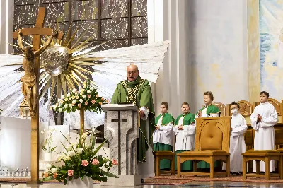 W sobotę 16 października w Katedrze Rzeszowskiej, w rocznicę wyboru św. Jana Pawła II na papieża, uroczystą Mszą Świętą zakończyły się obchody Dnia Patrona Szkoły Podstawowej nr 23 w Rzeszowie. Eucharystię celebrował oraz homilię wygłosił proboszcz Katedry ks. Krzysztof Gołąbek. W kazaniu przywołał swoje osobiste wspomnienia spotkań ze św. Janem Pawłem II. Na Mszy Świętej obecna była Dyrekcja, nauczyciele oraz uczniowie naszej Szkoły. Dyrekcji, nauczycielom, pracownikom oraz wszystkim uczniom Szkoły Podstawowej nr 23 w Rzeszowie życzymy, by św. Jan Paweł II dodawał sił, by codziennie wypływać na głębię prawdy, dobra i piękna. fot. Joanna Prasoł 