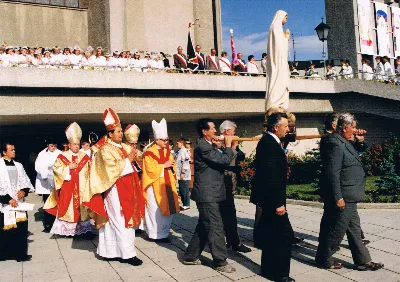 Figura Matki Bożej Fatimskiej została sprowadzona do kościoła Najświętszego Serca Pana Jezusa w Rzeszowie (od 1992 r. katedry) w 1982 r. z Fatimy. Koronacja figury odbyła się 13 czerwca 1993 r. Koronacji dokonał bp Kazimierz Górny wspólnie z bp. Julianem Groblickim i bp. Edwardem Białogłowskim. 