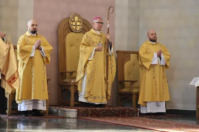 „Eucharystia powinna nas prowadzić do odkrycia kapłańskiej misji Ludu Bożego, kapłańskiej misji każdego z nas” – powiedział Biskup Rzeszowski podczas Mszy Wieczerzy Pańskiej, której przewodniczył w katedrze rzeszowskiej w Wielki Czwartek, 2 kwietnia 2026 r.
Podczas uroczystej liturgii Wielkiego Czwartku w katedrze rzeszowskiej, której przewodniczył bp Jan Wątroba, wierni zostali zaproszeni do refleksji nad tajemnicą Eucharystii, kapłaństwa oraz powołania całego Ludu Bożego do udziału w misji Chrystusa. Na zakończenie homilii biskup zachęcił do szczególnej modlitwy za kapłanów, zwłaszcza tych przeżywających trudności i kryzysy. „Panie Jezu, dobry pasterzu i towarzyszu wędrówki, dziś powierzamy Ci wszystkich kapłanów, ale zwłaszcza tych, którzy przechodzą chwilę kryzysu” – powiedział Biskup Rzeszowski. Wezwał także wspólnotę wiernych do troski o kapłanów poprzez modlitwę, życzliwość i wsparcie.
Wielkoczwartkowa liturgia w katedrze rzeszowskiej stała się nie tylko dziękczynieniem za dar Eucharystii i kapłaństwa, ale także wezwaniem do odnowienia świadomości odpowiedzialności każdego wiernego za życie Kościoła i świadectwo wiary w świecie. fot. ks. Jakub Oczkowicz