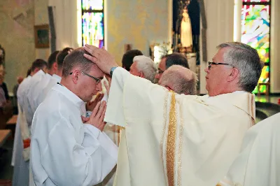 Z pomocą Pana Boga i naszego Zbawiciela, Jezusa Chrystusa, wybieramy tych naszych braci do stanu prezbiteratu”. Tymi słowami, zawartymi w obrzędach święceń, 26 maja br. bp Kazimierz Górny przyjął do grona kapłanów siedemnastu diakonów z Wyższego Seminarium Duchownego w Rzeszowie.
Uroczystą Mszę św. z udzieleniem sakramentu święceń koncelebrowało 110 kapłanów. W homilii Ksiądz Biskup spośród wielu cech, którymi powinien odznaczać się kapłan, wyróżnił wierność Chrystusowi. Odniósł się do obecnych realiów, w których przyjdzie posługiwać neoprezbiterom, a wobec nowych wymagań współczesności, Ksiądz Biskup postawił im za wzór postacie św. Józefa Sebastiana Pelczara oraz błogosławionych kapłanów pochodzących z terenu naszej diecezji: Jana Balickiego, Władysława Findysza, Romana Sitko i Józefa Kowalskiego.
Obrzędy święceń rozpoczęły się po homilii. Najpierw diakoni złożyli przyrzeczenie czci i posłuszeństwa wobec biskupa i jego następców. Następnie wszyscy zgromadzeni, śpiewając Litanię do Wszystkich Świętych, prosili o wylanie Ducha Świętego na kandydatów do prezbiteratu, którzy w tym momencie modlili się leżąc krzyżem. Kluczowym momentem liturgii święceń było nałożenie rąk na głowy diakonów przez Księdza Biskupa i prezbiterów oraz odmówienie modlitwy konsekracyjnej. Od tej chwili diecezja rzeszowska wzbogaciła się o nowych siedemnastu kapłanów, którzy po raz pierwszy celebrowali Eucharystię ze swoim biskupem. Po jej zakończeniu, powierzyli całe swoje kapłańskie życie opiece Maryi - Matce kapłanów.
Dzień święceń kapłańskich jest uroczystością dla całej diecezji. Bowiem tych siedemnastu nowych księży, którzy poświęcili całe swoje życie na ofiarną służbę Bogu, Kościołowi i Ojczyźnie, stanowi wyjątkowo radosny prezent nie tylko dla ich Matek, które obchodziły tego dnia swoje święto, ale są oni darem dla całego Kościoła i diecezji rzeszowskiej, w której będą posługiwać. Neoprezbiterzy pod koniec czerwca otrzymają skierowanie na zastępstwa w parafiach diecezji, a od końca sierpnia rozpoczną pracę jako wikariusze na swoich pierwszych placówkach.

Święcenia przyjęli:

ks. Grzegorz Białoń z Małastowa
ks. Wojciech Chrostowski z Gorlic (Fara)
ks. Mirosław Dziadosz z Jasła (Chrystus Król)
ks. Paweł Gąsior z Rożnowic
ks. Mirosław Głowacki z Chmielowa (diec. sandomierska)
ks. Damian Jacek z Czudca
ks. Mirosław Kardaś ze Strzyżowa (św. J. S. Pelczara)
ks. Tomasz Kołodziej z Trzebosi
ks. Filip Mikuła z Rzeszowa (Katedra)
ks. Mateusz Mycek z Sędziszowa Małopolskiego (Fara)
ks. Marcin Pokrywka z Przeworska (Ojcowie Bernardyni, diec. przemyska)
ks. Nikodem Rybczyk z Gorlic (Fara)
ks. Tomasz Ryczek z Turzy (diec. tarnowska)
ks. Paweł Sikora z Rzeszowa (Zwięczyca - św. Józefa)
ks. Krzysztof Wilczkiewicz z Gorlic (Glinik)
ks. Tomasz Wójcik z Niewodnej
ks. Julian Wybraniec z Rzeszowa (św. Rocha)