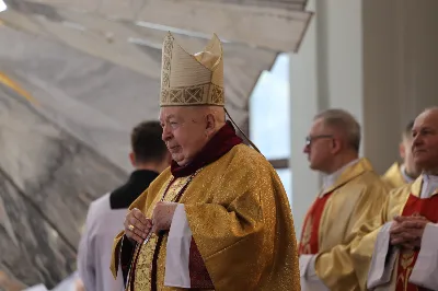 „Eucharystia powinna nas prowadzić do odkrycia kapłańskiej misji Ludu Bożego, kapłańskiej misji każdego z nas” – powiedział Biskup Rzeszowski podczas Mszy Wieczerzy Pańskiej, której przewodniczył w katedrze rzeszowskiej w Wielki Czwartek, 2 kwietnia 2026 r.
Podczas uroczystej liturgii Wielkiego Czwartku w katedrze rzeszowskiej, której przewodniczył bp Jan Wątroba, wierni zostali zaproszeni do refleksji nad tajemnicą Eucharystii, kapłaństwa oraz powołania całego Ludu Bożego do udziału w misji Chrystusa. Na zakończenie homilii biskup zachęcił do szczególnej modlitwy za kapłanów, zwłaszcza tych przeżywających trudności i kryzysy. „Panie Jezu, dobry pasterzu i towarzyszu wędrówki, dziś powierzamy Ci wszystkich kapłanów, ale zwłaszcza tych, którzy przechodzą chwilę kryzysu” – powiedział Biskup Rzeszowski. Wezwał także wspólnotę wiernych do troski o kapłanów poprzez modlitwę, życzliwość i wsparcie.
Wielkoczwartkowa liturgia w katedrze rzeszowskiej stała się nie tylko dziękczynieniem za dar Eucharystii i kapłaństwa, ale także wezwaniem do odnowienia świadomości odpowiedzialności każdego wiernego za życie Kościoła i świadectwo wiary w świecie. fot. ks. Jakub Oczkowicz