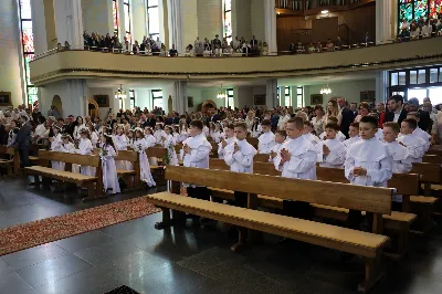 Maj to dla wielu najpiękniejszy miesiąc w roku. W liturgii Kościoła szczególnie wtedy czcimy Maryję oraz radujemy się ze Zmartwychwstania Pańskiego. W niedzielę 8 maja w naszej Katedrze dzieci z klas III doświadczyły równie wielkiej radości po raz pierwszy w pełni uczestnicząc we Mszy Świętej. To niezwykłe spotkanie z Chrystusem w Komunii Świętej zostało poprzedzone przygotowaniem poprzez katechezy w szkole i spotkania w parafii, a także spowiedzią. Poprzez niedzielne Eucharystie o godz. 12.00 i 13.30 celebrowane przez ks. Krzysztofa Gołąbka, proboszcza naszej Katedry, 88 dzieci rozpoczęło wielką przygodę z Jezusem ukrytym w Najświętszym Sakramencie. Towarzyszyli im rodzice, którzy wraz ze swoimi dziećmi przygotowywali się do tego wydarzenia, a także najbliższa rodzina. Posługę w liturgii Mszy Świętej pełniły dzieci pierwszokomunijne oraz ich rodzice.
Wielka radość serc dzieci komunijnych promieniowała na wszystkich uczestników Mszy Świętej i przypominała zebranym na liturgii, że spotkanie z Jezusem Eucharystycznym to przywilej i wielkie szczęście. Czas tej wielkiej radości został przedłużony przez „Biały Tydzień”, w którym dzieci uczestniczyły w wieczornej Eucharystii, przyjmując Jezusa do swoich serc. 

Wszystkim dzieciom, które w tym roku przeżywały swoją Pierwszą Komunię Świętą, życzymy, aby nie gasł w nich zapał do poznawania Jezusa i Jego nauki, a radość, jaka towarzyszyła tym dniom, była nieodłączną towarzyszką ich spotkań z Jezusem w Eucharystii. A s. Julicie i ks. Julianowi dziękujemy za serce włożone w przygotowanie dzieci do tego wielkiego wydarzenia.

fot. Paweł Styka