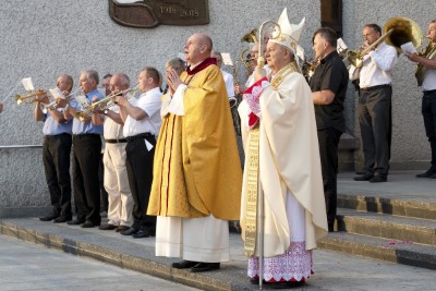 W piątek (11 czerwca) obchodziliśmy Uroczystość Najświętszego Serca Pana Jezusa - nasz odpust parafialny. Dziękujemy za tak liczny udział! Kazania odpustowe wygłosił ks. dziekan Krzysztof Szopa, proboszcz parafii Osobnica, były wikariusz naszej parafii. O godz. 18.00 uroczystej Mszy Świętej przewodniczył bp Jan Ozgi z Kamerunu (wikariusz katedralny w latach 1981-1985). Podczas Mszy Świętej zaśpiewał Katedralny Chór Chłopięco-Męski Pueri Cantores Resovienses i zagrała orkiestra dęta.  fot. Joanna Prasoł