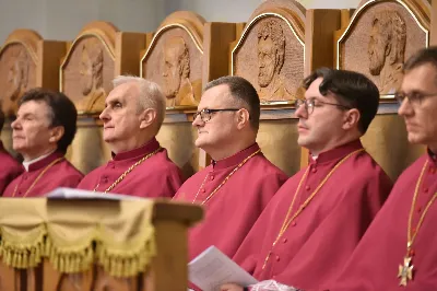 W Katedrze Rzeszowskiej podczas I Nieszporów Uroczystości św. Józefa Oblubieńca NMP odbył się obrzęd instalacji nowych kanoników Kapituły Katedralnej w Rzeszowie. Liturgii Nieszporów przewodniczył ks. Krzysztof Gołąbek, proboszcz Katedry i prepozyt Kapituły Katedralnej, który wygłosił również homilię. Uroczystości rozpoczęły się od odczytania przez ks. Gołąbka dekretu bp. Jana Wątroby o włączeniu nowych członków do grona Kapituły. Następnie nowi kanonicy złożyli wyznanie wiary oraz przysięgę wierności przy obejmowaniu urzędu wykonywanego w imieniu Kościoła.

Do grona kanoników katedralnych dołączyli: ks. dr Paweł Synoś – Wikariusz Biskupi do spraw duchowieństwa diecezjalnego, ks. Prałat dr Piotr Tarnawski – Sekretariat Stanu Stolicy Apostolskiej, ks. dr Marek Story – Dykasteria Nauki Wiary w Watykanie, ks. dr Stanisław Kamiński – Wikariusz Biskupi do spraw życia konsekrowanego, proboszcz Parafii św. Józefa w Głogowie Małopolskim, ks. kanonik Stanisław Jamiński – proboszcz Parafii NNMP w Rzeszowie – Staroniwa, ks. kanonik Tadeusz Pindara – proboszcz Parafii Matki Bożej Częstochowskiej w Rzeszowie, ks. dr Przemysław Drąg – proboszcz Parafii pw. Trójcy Przenajświętszej w Głogowie Małopolskim.

W diecezji rzeszowskiej istnieje kapituła katedralna i cztery kapituły kolegiackie: biecka, jasielska, kolbuszowska i strzyżowska. Historycznie kanonicy byli księżmi stanowiącymi grupę skupioną wokół biskupa miejsca, których zadaniem było pomaganie mu w zarządzaniu lokalnym Kościołem. Obowiązani byli określoną regułą, czyli kanonem praw, stąd właśnie pochodzi nazwa kanonik.

Poszczególne kapituły mają swoje charakterystyczne stroje, którymi wyróżniają się od pozostałych duchownych. Strojem kanoników kapitulnych jest sutanna z obszywkami i guzikami koloru fioletowego, pas fioletowy, następnie rokieta, mucet (fioletowa pelerynka) lub mantolet oraz łańcuch z dystynktorium. Fot. ks. Jakub Oczkowicz