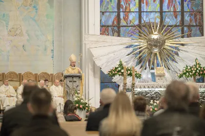 W kościele katedralnym w Rzeszowie bp Jan Wątroba przewodniczył Mszy św., która zainaugurowała fazę diecezjalną ogólnokościelnego synodu biskupów, który przebiega pod hasłem “W stronę Kościoła synodalnego. Komunia. Uczestnictwo. Misja”. W Eucharystii uczestniczył również bp Kazimierz Górny, kapłani odpowiedzialni za poszczególne duszpasterstwa w diecezji, siostry zakonne i świeccy.  Przed rozpoczęciem Eucharystii, ks. dr Rafał Flak, który jest dyrektorem wydziału duszpasterskiego, a także diecezjalnym koordynatorem synodu, wyjaśnił wiernym zebranym w katedrze czym jest rozpoczęty synod i jaka jest jego problematyka oraz jakie są oczekiwania Ojca Świętego, który zainicjował to wydarzenie.  “Synod jest synodem o tym, jaki teraz jest Kościół, jak bardzo jest prawdziwą wspólnotą i co możemy zrobić, żeby bardziej spełniał swoją misję. Synod ma tworzyć przestrzeń do wspólnej modlitwy i rozmowy oraz skłonić do zastanowienia się, jak wygląda nasze “podążanie razem”, bo to jest znaczenie terminu “synod”. Co jest w nim wyjątkowe? Że nie jest synodem wyłącznie biskupów, ale wszystkich wiernych” – podkreślał ks. Flak .  Powołując się na “Vademecum synodu o synodalności”, ks. Rafał Flak mówił, że na etapie diecezjalnym synodu konieczne jest doprowadzenie do spotkania na linii duchowni-świeccy, by nawzajem wypowiedzieć konstruktywne uwagi o Kościele dzisiaj. “Vademecum mówi także o tym, opisując dziewięć pułapek, w które można wpaść, organizując synodalne rozmowy. To na przykład słuchanie tylko tych, którzy już są zaangażowani w działalność Kościoła, skupianie się na sobie i na naglących troskach, dostrzeganie tylko “problemów” albo patrzenie na synodalność jak na “korporacyjne ćwiczenie strategiczne”, nie jak na proces duchowy, któremu przewodzi Duch Święty”.  W homilii bp Jan Wątroba powiedział, że synod jest “pójściem wspólną drogą”, na której znajdują się wierni tworzący Kościół i Chrystus będący centrum Kościoła. “Synod towarzyszy Kościołowi od samego początku istnienia, dlatego nie jest czymś nowym. To w taki wspólnotowy sposób, poprzez słuchanie Ducha Świętego, Kościół przez wieki był konfrontowany z różnymi wydarzeniami, zagrożeniami i wyzwaniami i w ten sposób je podejmował, rozwiązywał i podejmował ważne decyzje oraz dokonywał wyboru. Zawsze działo się to i dzieje dzisiaj przy wzywaniu Ducha Świętego i słuchaniu Go” – mówił bp Wątroba.  Biskup Rzeszowski podkreślał również, że Ojciec Święty Franciszek zaprosił cały Kościół, cały lud Boży, czyli wszystkich ochrzczonych niezależnie w jakim żyją stanie, środowisku, bez względu na to jaki jest poziom ich życia moralnego, jakie jest ich aktualne zaangażowanie w życie Kościoła. Wszyscy na mocy chrztu świętego są odpowiedzialni za Kościół, za jego kształt, misję, owocność jego działania oraz za to, na ile Kościół jest tym i taki jakim go chciał mieć Jezus. Wszyscy zatem jesteśmy odpowiedzialni za to, na ile nasz Kościół jest “jakby sakramentem zbawienia”, czyli “widzialnym znakiem, niewidzialnej łaski”. Więc każdy jest zaproszony do udziału w synodzie, którego kluczem oprócz słowa “droga”, jest “spotkanie”, “słuchanie”, “rozeznawanie” – wyjaśniał bp Wątroba.  Na zakończenie homilii bp Jan Wątroba zaprosił wszystkich obecnych w katedrze, a także słuchaczy Katolickiego Radia VIA do włączenia się w modlitwę za synod i o dobre jego owoce.   fot. Małgorzata Ryndak