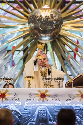 Uroczystość Chrystusa Króla to także święto Akcji Katolickiej i KSM-u. Centralnej uroczystości w Katedrze przewodniczył biskup diecezjalny Jan Wątroba. Eucharystię koncelebrowało 25 księży, wśród nich ks. Stanisław Potera – asystent diecezjalny AK i ks. Tomasz Ryczek – asystent diecezjalny KSM. Po wyznaniu wiary 88 młodych osób złożyło przyrzeczenie Katolickiego Stowarzyszenia Młodzieży. Obrzęd przyrzeczenia prowadził Paweł Grodzki – prezes KSM Diecezji Rzeszowskiej. Ceremonia zakończyła się odśpiewaniem hymnu KSM i zawołaniem: „Przez cnotę, naukę i pracę, służyć Bogu i Ojczyźnie, Gotów!”

Po Komunii św. bp Jan Wątroba, razem z ks. Stanisławem Poterą, wręczył nominacje 20 nowym prezesom oddziałów parafialnych Akcji Katolickiej. Krótkie przemówienia wypowiedzieli kolejno: Jeremi Kalkowski – prezes Zarządu Diecezjalnego Instytutu AK i Paweł Grodzki.

Po Komunii św. wszyscy zebrani uklękli przed Najświętszym Sakramentem. Biskup Ordynariusz odczytał Jubileuszowy Akt Przyjęcia Jezusa Chrystusa za Króla i Pana.

Po Mszy św. bp Jan Wątroba wręczył odznaki i legitymacje nowym członkom KSM.

fot. Fotografiarzeszow