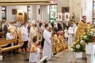 W piątek (11 czerwca) obchodziliśmy Uroczystość Najświętszego Serca Pana Jezusa - nasz odpust parafialny. Dziękujemy za tak liczny udział! Kazania odpustowe wygłosił ks. dziekan Krzysztof Szopa, proboszcz parafii Osobnica, były wikariusz naszej parafii. O godz. 18.00 uroczystej Mszy Świętej przewodniczył bp Jan Ozgi z Kamerunu (wikariusz katedralny w latach 1981-1985). Podczas Mszy Świętej zaśpiewał Katedralny Chór Chłopięco-Męski Pueri Cantores Resovienses i zagrała orkiestra dęta.  fot. Joanna Prasoł