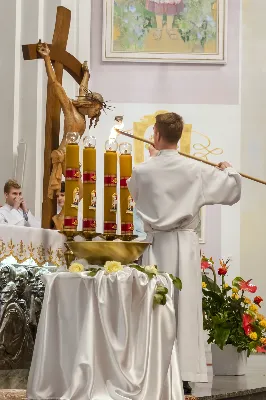 16 kwietnia 2022 r. bp Jan Wątroba przewodniczył liturgii Wigilii Paschalnej w naszej Katedrze. Podczas Mszy Świętej trzy osoby: Justyna, Anna i Nikola przyjęły sakrament chrztu, bierzmowania i Eucharystii.
fot. Joanna Prasoł