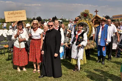 „Wierność ideałom jest gwarantem tego, że nie pogubimy się życiowo, nie skompromitujemy się i w naszym polskim domu będziemy gospodarzami, a nie najemnikami” – mówił podczas Dożynek Diecezjalnych bp Edward Białogłowski. 28 sierpnia 2022 r. do Parku Papieskiego w Rzeszowie przyjechało ponad 60 delegacji z wieńcami.

Do Parku Papieskiego w Rzeszowie przyjechało ponad 60 delegacji z parafii diecezji rzeszowskiej z wieńcami żniwnymi. Tegoroczną obsługę dożynek, w tym przygotowanie liturgii, zapewnili wierni i duszpasterze z Diecezjalnego Sanktuarium św. Józefa w Rzeszowie i dekanatu Rzeszów Północ. Przed Mszą św. odbył się program słowno-muzyczny w wykonaniu Diakonii Muzycznej z parafii św. Józefa w Rzeszowie.

Przed rozpoczęciem Mszy św. ks. Jerzy Uchman, diecezjalny duszpasterz rolników, przywitał przybyłych do Rzeszowa rolników, ogrodników, sadowników i pszczelarzy, wśród nich starostów dożynek: Aleksandrę i Bartłomieja Kędziorów z parafii pw. św. Józefa w Rzeszowie, a także obecnych na Mszy św. parlamentarzystów, władze państwowe i samorządowe, służby mundurowe oraz poczty sztandarowe.

Eucharystii przewodniczył bp Kazimierz Górny. W koncelebrze uczestniczył bp Edward Białogłowski, ks. infułat Wiesław Szurek oraz blisko dwudziestu księży.

Homilię wygłosił bp Edward Białogłowski.

„Dziękujemy Bogu za rolników, którzy mimo różnych trudności i przeciwności, które dotykają polską wieś, trwają przy rodzinnych gospodarstwach. Pochylają się nad rolą, która wydaje chleb i różne rośliny, warzywa, owoce i kwiaty. Dziękujemy wam, gospodynie i gospodarze, starsi i młodzi, za troskę i bezpieczeństwo żywnościowe naszego kraju oraz za zapasy żywnościowe, które są sprzedawane do innych krajów, a także wspomagają naszych sąsiadów borykających się, czy uciekających ze swojego kraju przed wojną do naszej ojczyzny, aby znaleźć tutaj bezpieczny kąt” – mówił bp Edward Białogłowski.

Biskup Białogłowski kierując do zebranych słowa zachęty pytał:

„Czy wasze domu rozbrzmiewają codzienną modlitwą dziękczynną i błagalną? Czy niedziela dla waszych domowników jest dniem świętym, z udziałem we Mszy św., z rodzinnym posiłkiem, z rozmową o waszej rodzinie, o jej troskach i radościach, o gospodarstwie, jego przyszłości i o przyszłości naszej ojczyzny? Zapalajcie ducha młodego pokolenia do życia ideałami: Bóg, honor, ojczyzna (…) Wierność ideałom jest gwarantem tego, że nie pogubimy się życiowo, nie skompromitujemy się i w naszym polskim domu będziemy gospodarzami, a nie najemnikami” – mówił bp Białogłowski.

Po błogosławieństwie poszczególne delegacje zaprezentowały swoje wieńce.

ks. Jakub Nagi
fot. ks. Tomasz Nowak