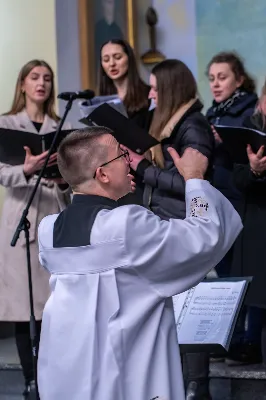 W Środę Popielcową (14 lutego) biskup Jan Wątroba odprawił w katedrze rzeszowskiej Mszę Świętą na rozpoczęcie Wielkiego Postu. Homilię wygłosił ks. dr Paweł Koleśnikowicz, który prowadzi rekolekcje wielkopostne w parafii katedralnej. Podczas Eucharystii odbył się obrzęd posypania głów popiołem. Śpiew podczas liturgii prowadziła Katedralna Schola Liturgiczna. Liturgia była transmitowana przez Radio VIA. fot. Joanna Prasoł