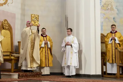 16 kwietnia 2022 r. bp Jan Wątroba przewodniczył liturgii Wigilii Paschalnej w naszej Katedrze. Podczas Mszy Świętej trzy osoby: Justyna, Anna i Nikola przyjęły sakrament chrztu, bierzmowania i Eucharystii.
fot. Joanna Prasoł