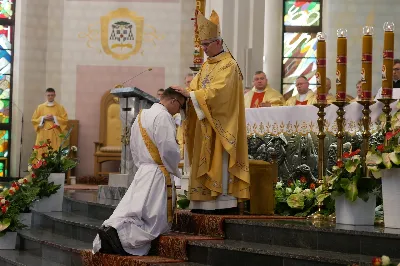 „Na swoje życie i swoje kapłaństwo trzeba popatrzeć w świetle Bożej miłości. Inaczej go nie pojmiemy ani my, ani ci, którzy będą na nas patrzeć” – mówił bp Jan Wątroba podczas Mszy św. z udzieleniem święceń prezbiteratu. 4 czerwca 2022 r. w kościele katedralnym jedenastu diakonów diecezji rzeszowskiej przyjęło sakrament kapłaństwa.
Do grona neoprezbiterów diecezji rzeszowskiej należą: ks. Sebastian Bełz z parafii w Nienadówce, ks. Krzysztof Lampart z parafii w Rudnej Wielkiej, ks. Mateusz Łachmanek z parafii w Lipinkach, ks. Karol Migut z parafii w Jasionce, ks. Marcin Murawski z parafii katedralnej w Rzeszowie, ks. Adrian Pazdan z parafii w Zagorzycach, ks. Tomasz Sienicki z parafii w Bieździedzy, ks. Dominik Świeboda z parafii w Palikówce, ks. Piotr Wąsacz z parafii bł. Władysława Findysza w Rzeszowie, ks. Mateusz Wojtuń z parafii w Święcanach oraz ks. Wiktor Zoła z parafii w Cieklinie.
Mszy św. przewodniczył i święceń udzielił bp Jan Wątroba. Eucharystię koncelebrowało około osiemdziesięciu księży, m.in: przełożeni Wyższego Seminarium Duchownego w Rzeszowie oraz proboszczowie i wikariusze z parafii rodzinnych neoprezbiterów. W Mszy św. uczestniczył abp Edward Nowak, bp Kazimierz Górny i bp Edward Białogłowski.
Zebranych w kościele katedralnym powitał ks. Krzysztof Gołąbek, proboszcz parafii.
W homilii bp Jan Wątroba nawiązał do słów z Ewangelii według św. Jana w których Chrystus tłumaczy co to znaczy być dobrym pasterzem. „Być kapłanem w Kościele Chrystusowym to znaczy mieć udział w Jego pasterskiej misji i stale upodabniać się do Dobrego Pasterza, który zna owce, karmi je, broni i jest gotów oddać życie dla ich dobra” – mówił hierarcha.
Po homilii odbył się obrzędy święceń: przyrzeczenie czci i posłuszeństwa Biskupowi Ordynariuszowi, Litania do Wszystkich Świętych podczas której kandydaci leżeli krzyżem, nałożenie rąk, modlitwa święceń oraz namaszczenie rąk krzyżmem i wręczenie chleba i wina. Podczas Liturgii Eucharystycznej nowo wyświęceni po raz pierwszy wyciągnęli dłonie nad chlebem i winem wypowiadając słowa konsekracji.
Na zakończenie Mszy św. ks. Tomasz Sienicki, podziękował w imieniu nowo wyświęconych wszystkim, którzy przyczynili się do przygotowania ich do kapłaństwa. Słowa wdzięczności, m.in. przełożonym Wyższego Seminarium Duchownego w Rzeszowie i rodzicom neoprezbiterów, wypowiedział bp Jan Wątroba. 
W drodze do zakrystii neoprezbiterzy zatrzymali się przy figurze Matki Bożej Fatimskiej zawierzając swoje kapłaństwo Matce Bożej.
W niedzielę, 5 czerwca, w Uroczystość Zesłania Ducha Świętego, neoprezbiterzy będą sprawować w swoich rodzinnych parafiach uroczyste Msze św. prymicyjne, a w najbliższych tygodniach otrzymają skierowania do parafii.

Fot. ks. Jakub Nagi oraz biala-wrona.pl
