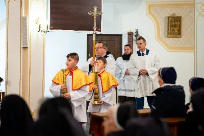 „Nasza wdzięczność jest szczególna wobec osób konsekrowanych za ich czytelne świadectwo wiary i za to, że żyjąc wiarą na co dzień ukazują chrystusowy styl życia” – mówił biskup Jan Wątroba podczas Mszy św. w katedrze rzeszowskiej w święto Ofiarowania Pańskiego. W Eucharystii, z okazji swojego święta patronalnego, uczestniczyły osoby konsekrowane posługujące w diecezji rzeszowskiej.
Mszy św. w katedrze rzeszowskiej przewodniczył bp Jan Wątroba, który modlił się w intencji osób konsekrowanych, przeżywających w święto Ofiarowania Pańskiego (02.02.) swoje święto patronalne. Eucharystię koncelebrował ks. Stanisław Kamiński, wikariusz biskupi ds. zakonnych, a także 9 kapłanów.
Na początku Mszy św. ks. Stanisław Kamiński powitał zebranych i wprowadził w przeżywaną liturgię. Następnie odbył się obrzęd błogosławieństwa świec i procesja z dolnego kościoła do głównej części katedry rzeszowskiej
Homilię wygłosił bp Jan Wątroba, który w pierwszej części, odnosząc się do przeżywanego święta, nawiązał do postawy Matki Najświętszej i św. Józefa. „Maryja uczy nas, że wierność Bogu oznacza wypełnianie prawa Bożego. Ona wypełniła wszystko bez wyjątku. Choć sama nie potrzebowała oczyszczenia, pozostała jednak posłuszna prawu. Skromna, prosta, uboga kobieta, poddana Bogu. W postawie Maryi i Józefa można dostrzec piękną lekcję dla rodziców i wychowawców. Rodzice powinni przedstawiać, czyli zawierzać swoje dzieci Panu Bogu. To jest gest wdzięczności wobec Stwórcy, a także znak wielkiej pokory wobec niełatwej misji rodzicielskiej i wychowawczej. Pełny rozwój człowieka dokonuje się dzięki Bożej łasce, a rodzice powinni się czuć narzędziem Bożej łaski, dlatego powinni często błogosławić swoje dzieci, modlić się za nie i z nimi oraz wciąż na nowo zawierzać je Panu Bogu” – mówił bp Wątroba.
Biskup Rzeszowski odnosząc się do obchodzonego Dnia życia konsekrowanego powiedział: „Trzy elementy wspólnoty: słowo, wierność i otwarcie na Ducha Świętego stanowią istotę życia każdej osoby konsekrowanej. Rozważać słowo Boże, trwać wiernie na modlitwie i być otwartym na to, co Duch Święty chce nam powiedzieć, to wypełnić powołanie do życia konsekrowanego, a jednocześnie wyznać wiarę w Kościół Chrystusowy. Nasza wdzięczność jest szczególna wobec osób konsekrowanych za ich czytelne świadectwo wiary i za to, że żyjąc wiarą na co dzień ukazują chrystusowy styl życia. Towarzyszą nam przez swoją pełną zatroskania miłosierną obecność, ale także przez milczącą obecność przepełnioną modlitwą w intencjach Kościoła, świata, a także poszczególnych osób i wspólnot”.
Po homilii osoby konsekrowane zgromadzone w katedrze odnowiły swoje przyrzeczenia.
Na zakończenie liturgii s. Agata Jakieła CSFN, referentka diecezjalna ds. życia konsekrowanego, podziękowała bp. Janowi Wątrobie za przewodniczenie liturgii i modlitwę w intencji osób życia konsekrowanego.
W Eucharystii w rzeszowskiej katedrze uczestniczyło prawie 100 osób życia konsekrowanego, a pośród nich ojcowie i bracia zakonni, siostry zakonne, wdowy i dziewice konsekrowane oraz członkowie instytutów świeckich. Śpiewy podczas liturgii wykonała Katedralna Schola Liturgiczna pod dyrekcją ks. Juliana Wybrańca, a przy organach zasiadł katedralny organista – Wiesław Siewierski. 

fot. Jola Warchoł