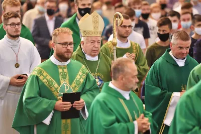 „Młodzieńcze, wstań!” – pod takim hasłem 5 września 2020 r. spotkała się młodzież zrzeszona w katolickich ruchach i stowarzyszeniach na Diecezjalnym Dniu Młodych w naszej Katedrze. W spotkaniu uczestniczyli również harcerze i skauci oraz dorośli z Domowego Kościoła. Dzień Młodych był okazją do podsumowania wakacyjnych rekolekcji i obozów.  Dzień Młodych przebiegał w dwóch etapach. Przed południem członkowie ruchów i stowarzyszeń zebrali się w pięciu różnych miejscach: Katolickie Stowarzyszenie Młodzieży w Domu Rekolekcyjnym bł. Karoliny Kózkówny w Rzeszowie, Ruch Apostolstwa Młodzieży w kościele św. Rocha w Rzeszowie, Ruch Światło-Życie w katedrze, Liturgiczna Służba Ołtarza w kościele parafialnym w Zaczerniu, harcerze i skauci w kościele św. Józefa Sebastiana Pelczara w Rzeszowie.  O godzinie 15.30 członkowie wszystkich stowarzyszeń i ruchów spotkali się na Mszy św. w katedrze rzeszowskiej. Eucharystii, którą koncelebrowało 20 księży, przewodniczył bp Kazimierz Górny. Homilię wygłosił ks. Tomasz Ryczek, diecezjalny duszpasterz młodzieży i diecezjalny asystent KSM.  Na zakończenie Mszy św. bp Kazimierz Górny poświęcił świece, które wręczył nowym parom rejonowym oraz diakoniom Domowego Kościoła.  Tegoroczny Diecezjalny Dzień Młodych odbył się po raz szósty. W minionych latach diecezjalne duszpasterstwo młodzieży przygotowywało szerszą formułę obejmująca dwu albo trzydniowe spotkania. W 2015 i 2016 roku Dni Młodych odbyły się w Cmolasie, a w kolejnych dwóch latach w Parku Papieskim w Rzeszowie. Diecezjalne Dni Młodych są okazją do podsumowania i dziękczynienia za wakacyjne rekolekcje i obozy oraz do wprowadzenia w systematyczną pracę.  fot. ks. Tomasz Nowak