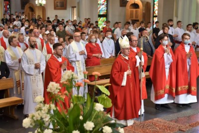 Mszą Świętą w naszej Katedrze rozpoczęły się XVI Mistrzostwa Polski Liturgicznej Służby Ołtarza w piłce nożnej o puchar „KnC”. W rozgrywkach 28 i 29 lipca 2021 r. weźmie udział 72 drużyny z 20 diecezji i 2 prowincji zakonnych. Zawody odbywają się ku pamięci śp. ks. Tomasza Blicharza.  Eucharystii przewodniczył bp Jan Wątroba. Mszę św. koncelebrowało ponad 40 księży – głównie opiekunowie drużyn sportowych z różnych diecezji. W Eucharystii uczestniczyła Stanisława Blicharz i Marcin Blicharz, mama i brat ks. Tomasz Blicharza, któremu dedykowany jest tegoroczny turniej (ks. Blicharz był przez wiele lat duszpasterzem Liturgicznej Służby Ołtarza Diecezji Rzeszowskiej, a także inicjatorem i głównym organizatorem poprzednich edycji mistrzostw LSO, które odbyły się w Rzeszowie w 2016 i 2018 r. Zmarł 17 października 2020 r. w wieku 39 lat). Po Mszy św. sportowcy z Liturgicznej Służby Ołtarza rozjechali się do czterech hal sportowych i na 8 Orlików na terenie Rzeszowa, Łąki, Trzebowniska i Tyczyna.  W zawodach uczestniczy 72 drużyny z 20 diecezji i 2 prowincji zakonnych w Polsce – jest to blisko 800 sportowców. Rywalizacja odbywa się w trzech kategoriach wiekowych: ministrant (roczniki urodzenia 2009-2013), lektor młodszy (2005-2008) i lektor starszy (2000-2004).  Diecezje rzeszowską reprezentują parafie: Gorlice (pw. Narodzenia NMP) i Rzeszów (pw. Bożego Ciała) w kategorii ministrant; Górno, Łowisko i Błażkowa w kategorii lektor młodszy oraz Zaczernie, Cmolas, Hermanowa, Rzeszów (pw. św. Mikołaja) i Tarnowiec w kategorii lektor starszy.  W poniedziałek, 28 czerwca zostaną rozegrane eliminacje. Drugi dzień zawodów również rozpocznie się Mszą św. w rzeszowskiej katedrze – Eucharystii będzie przewodniczył bp Edward Białogłowski. Ceremonię wręczenia nagród i zakończenia przewidziano na godz. 15.00 w Hali Sportowej Młodzieżowego Ośrodka Socjoterapii przy ul. Miłocińskiej w Rzeszowie.  Głównym organizatorem turnieju jest miesięcznik „KnC” – „Króluj nam Chryste”. Gospodarzami są: Diecezja Rzeszowska i Liturgiczna Służba Ołtarza Diecezji Rzeszowskiej.  Tekst i zdjęcia: ks. Tomasz Nowak 