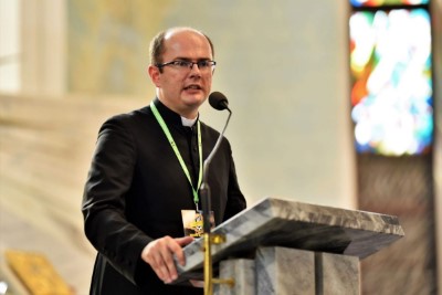 Mszą Świętą w naszej Katedrze rozpoczęły się XVI Mistrzostwa Polski Liturgicznej Służby Ołtarza w piłce nożnej o puchar „KnC”. W rozgrywkach 28 i 29 lipca 2021 r. weźmie udział 72 drużyny z 20 diecezji i 2 prowincji zakonnych. Zawody odbywają się ku pamięci śp. ks. Tomasza Blicharza.  Eucharystii przewodniczył bp Jan Wątroba. Mszę św. koncelebrowało ponad 40 księży – głównie opiekunowie drużyn sportowych z różnych diecezji. W Eucharystii uczestniczyła Stanisława Blicharz i Marcin Blicharz, mama i brat ks. Tomasz Blicharza, któremu dedykowany jest tegoroczny turniej (ks. Blicharz był przez wiele lat duszpasterzem Liturgicznej Służby Ołtarza Diecezji Rzeszowskiej, a także inicjatorem i głównym organizatorem poprzednich edycji mistrzostw LSO, które odbyły się w Rzeszowie w 2016 i 2018 r. Zmarł 17 października 2020 r. w wieku 39 lat). Po Mszy św. sportowcy z Liturgicznej Służby Ołtarza rozjechali się do czterech hal sportowych i na 8 Orlików na terenie Rzeszowa, Łąki, Trzebowniska i Tyczyna.  W zawodach uczestniczy 72 drużyny z 20 diecezji i 2 prowincji zakonnych w Polsce – jest to blisko 800 sportowców. Rywalizacja odbywa się w trzech kategoriach wiekowych: ministrant (roczniki urodzenia 2009-2013), lektor młodszy (2005-2008) i lektor starszy (2000-2004).  Diecezje rzeszowską reprezentują parafie: Gorlice (pw. Narodzenia NMP) i Rzeszów (pw. Bożego Ciała) w kategorii ministrant; Górno, Łowisko i Błażkowa w kategorii lektor młodszy oraz Zaczernie, Cmolas, Hermanowa, Rzeszów (pw. św. Mikołaja) i Tarnowiec w kategorii lektor starszy.  W poniedziałek, 28 czerwca zostaną rozegrane eliminacje. Drugi dzień zawodów również rozpocznie się Mszą św. w rzeszowskiej katedrze – Eucharystii będzie przewodniczył bp Edward Białogłowski. Ceremonię wręczenia nagród i zakończenia przewidziano na godz. 15.00 w Hali Sportowej Młodzieżowego Ośrodka Socjoterapii przy ul. Miłocińskiej w Rzeszowie.  Głównym organizatorem turnieju jest miesięcznik „KnC” – „Króluj nam Chryste”. Gospodarzami są: Diecezja Rzeszowska i Liturgiczna Służba Ołtarza Diecezji Rzeszowskiej.  Tekst i zdjęcia: ks. Tomasz Nowak 