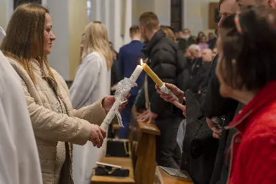 16 kwietnia 2022 r. bp Jan Wątroba przewodniczył liturgii Wigilii Paschalnej w naszej Katedrze. Podczas Mszy Świętej trzy osoby: Justyna, Anna i Nikola przyjęły sakrament chrztu, bierzmowania i Eucharystii.
fot. Joanna Prasoł
