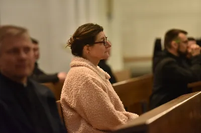 W Katedrze Rzeszowskiej odbyło się nabożeństwo Drogi Krzyżowej, której przewodniczył ks. Paweł Synoś, wikariusz biskupi ds. duchowieństwa. "Dziś sprowadź Mi dusze kapłańskie i zakonne, i zanurz je w niezgłębionym miłosierdziu Moim. One dały Mi moc przetrwania gorzkiej męki; przez nie, jak przez kanały, spływa na ludzkość miłosierdzie Moje." (Dzienniczek 1212) W modlitwie wraz z bp Janem Wątrobą uczestniczyły osoby życia konsekrowanego oraz prezbiterzy posługujący w Diecezji Rzeszowskiej. Nabożeństwo było ofiarowane w intencji wynagrodzenia za grzechy duchowieństwa i osób konsekrowanych, za dusze kapłanów i osób konsekrowanych cierpiące w czyśćcu oraz za tych, którzy odeszli od kapłaństwa i życia zakonnego. Fot. ks. Jakub Oczkowicz