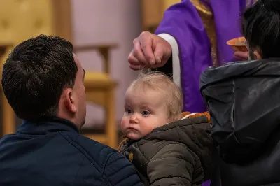 W środę popielcową (22.02.) biskup Jan Wątroba odprawił w katedrze rzeszowskiej Mszę Świętą na rozpoczęcie Wielkiego Postu. Homilię wygłosił ks. Sławomir Jeziorski, który prowadzi rekolekcje wielkopostne w parafii katedralnej. Podczas Eucharystii odbył się obrzęd posypania głów popiołem. Śpiew podczas liturgii prowadziła Katedralna Schola Liturgiczna. Liturgia była transmitowana przez Radio VIA.
fot. Joanna Prasoł